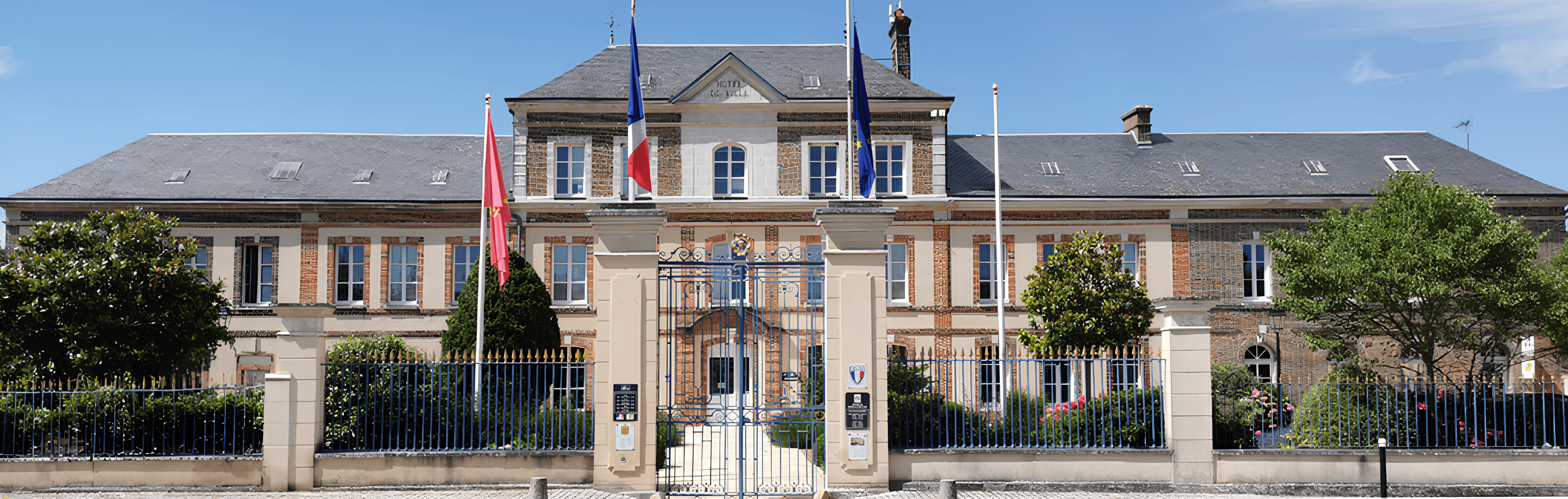 Vue de face de la Mairie de Mesnils-sur-Iton © Service Communication