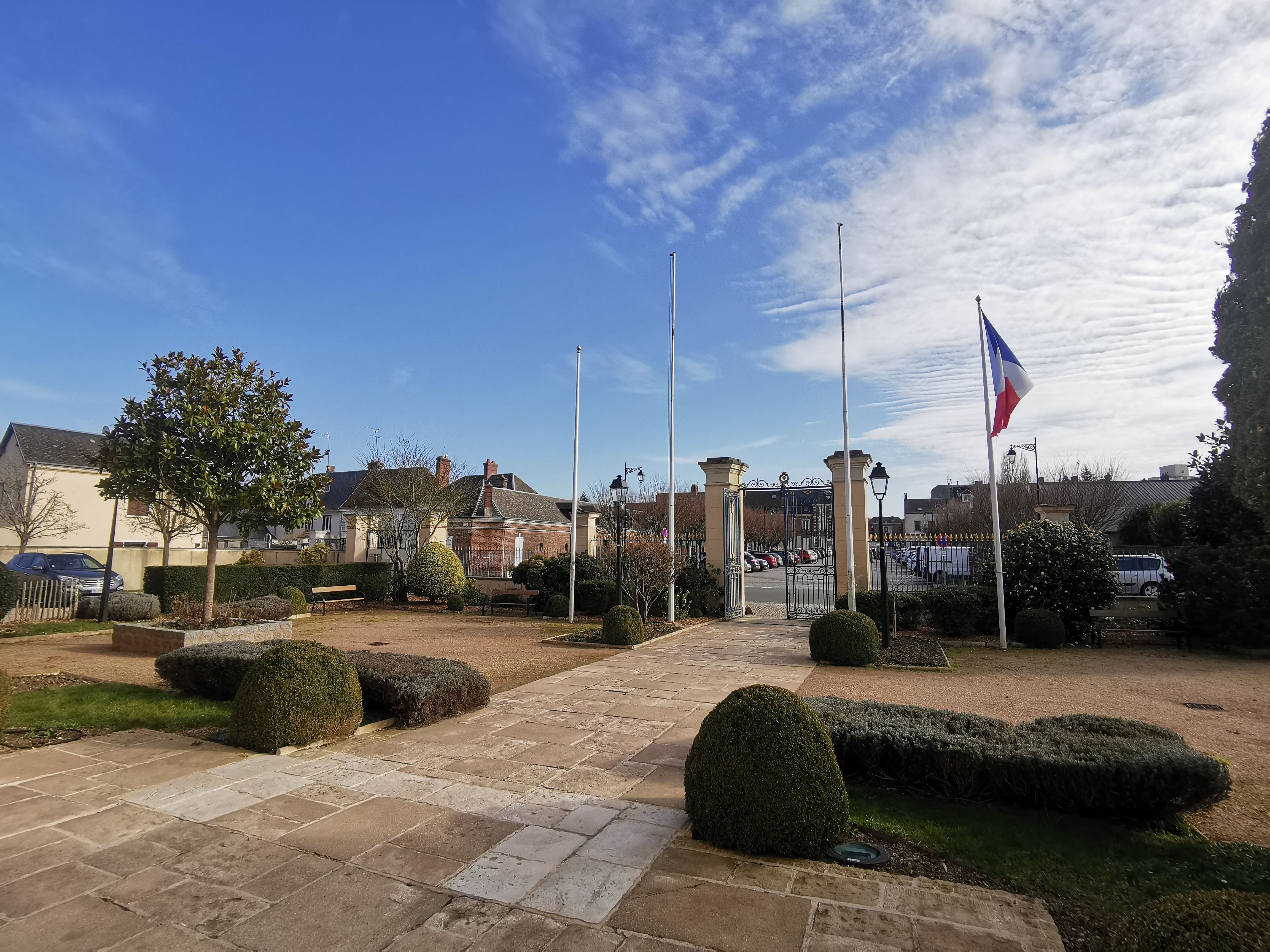 Cour de la mairie de Mesnils-sur-Iton