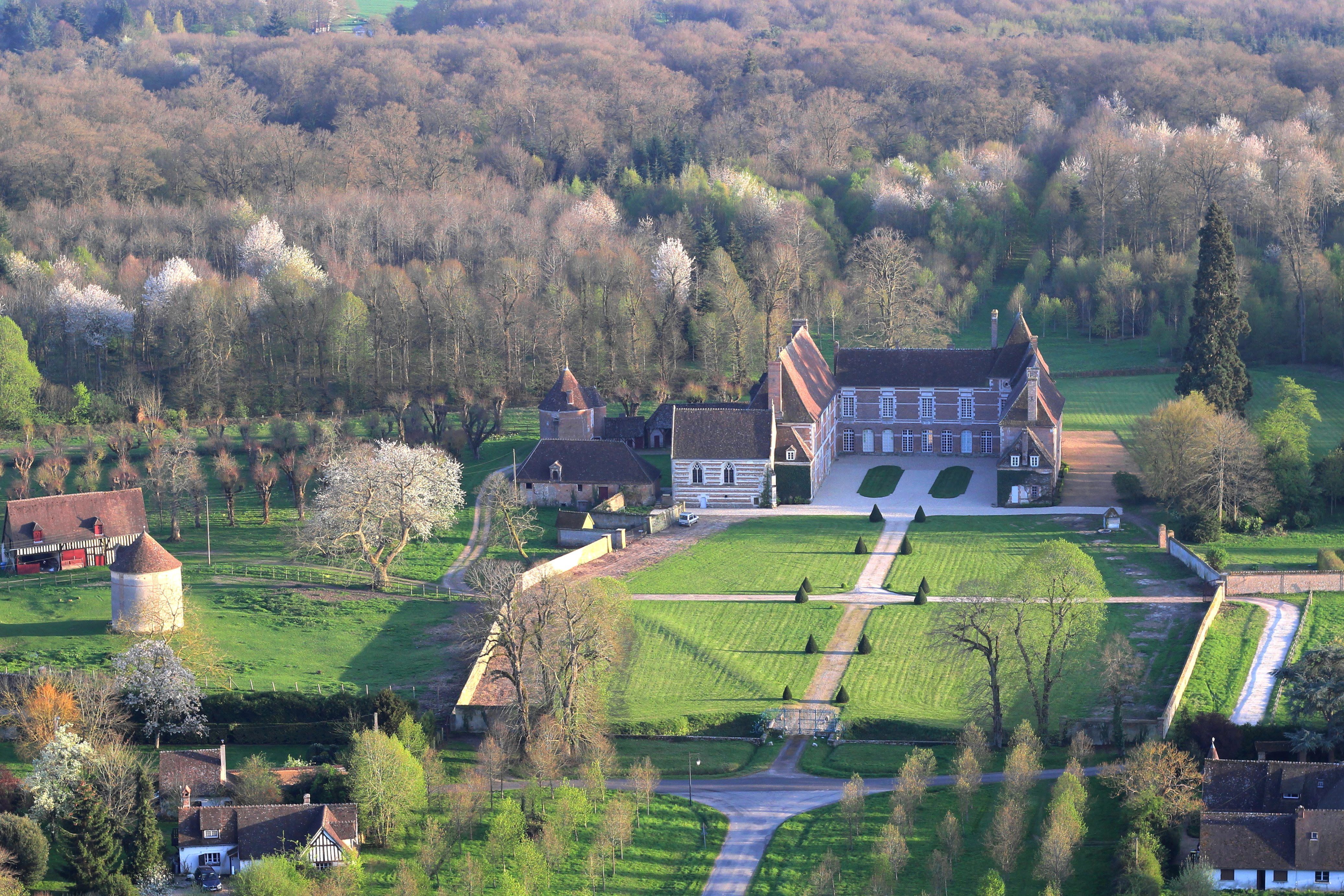 Chateau Hellenvilliers - vue du ciel