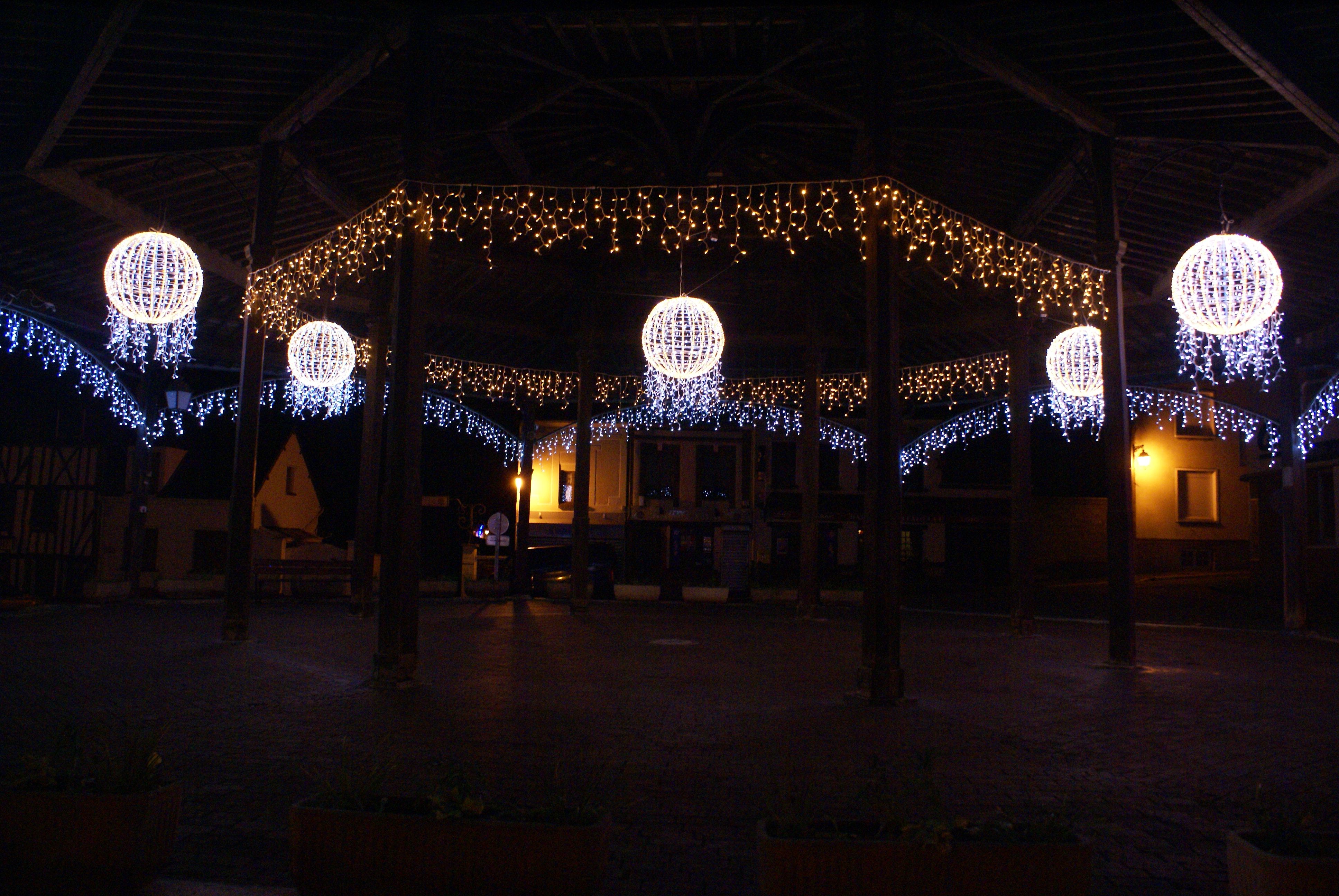 La Halle de Damville illuminee pour Noel